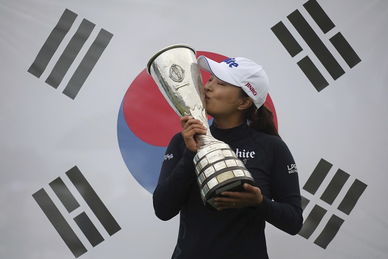 逆転でメジャー通算２勝目を挙げ、太国旗を背景に優勝カップに唇を寄せるコ・ジンヨン＝２８日、フランス